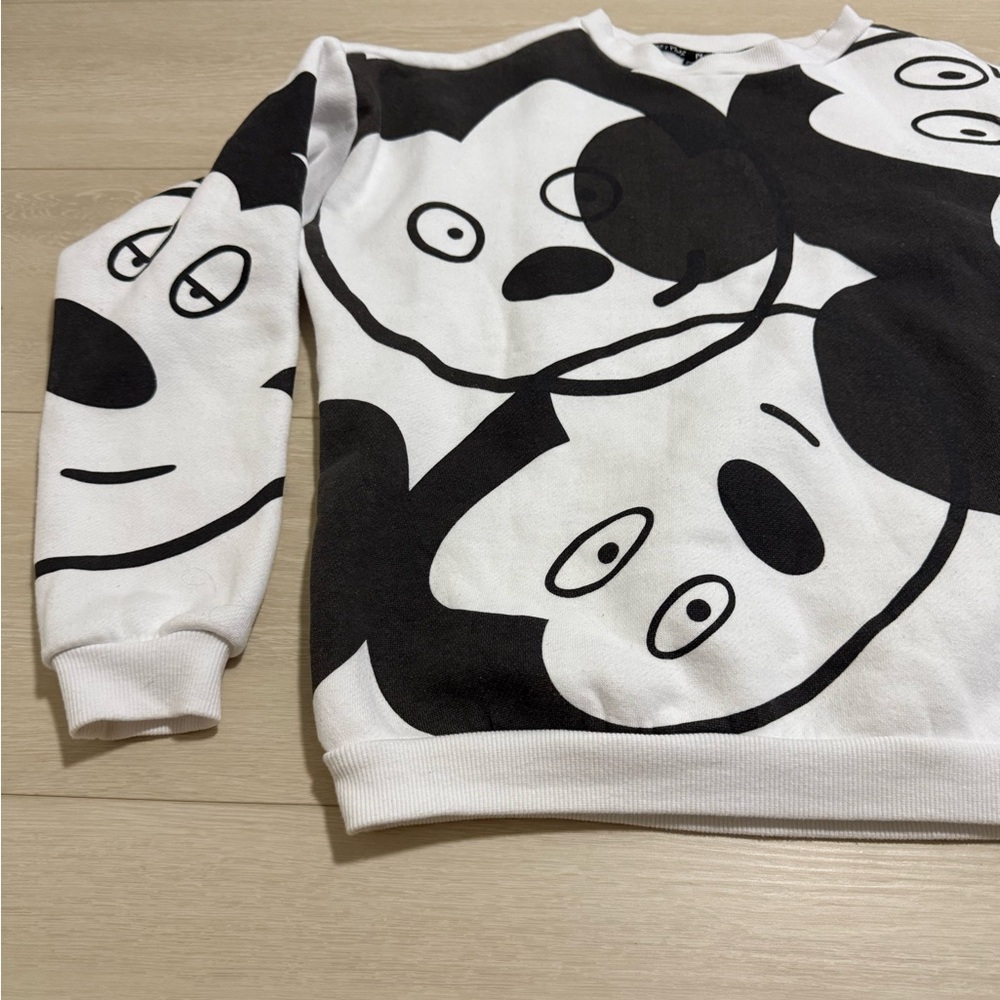 ✨Disney Artist Series Unique Black White Mickey Sweater - Picture 3 of 12